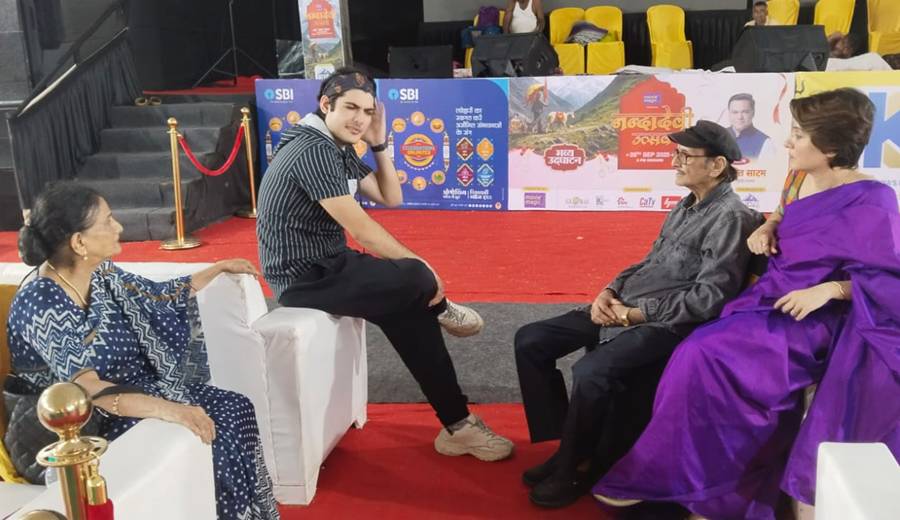 মুম্বইয়ে এক ফ্রেমে চট্টোপাধ্যায় পরিবার।