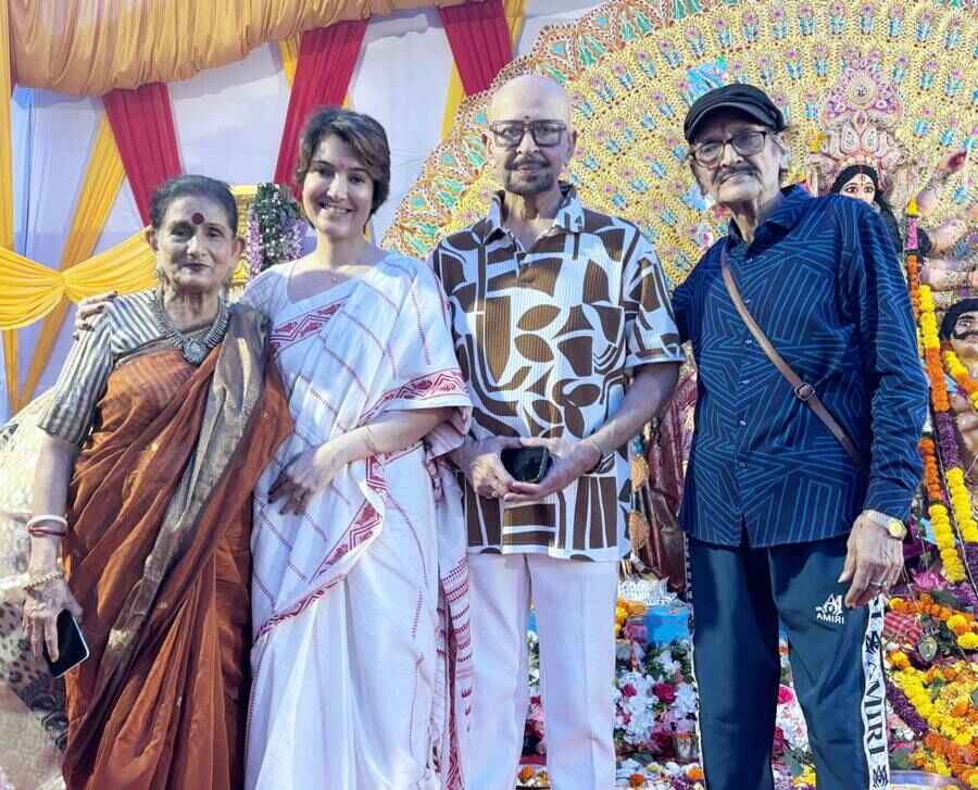 বিশ্বজিৎ চট্টোপাধ্যায়ের পুজোয় বৌমা অর্পিতা, বন্ধু রাকেশ রোশন।