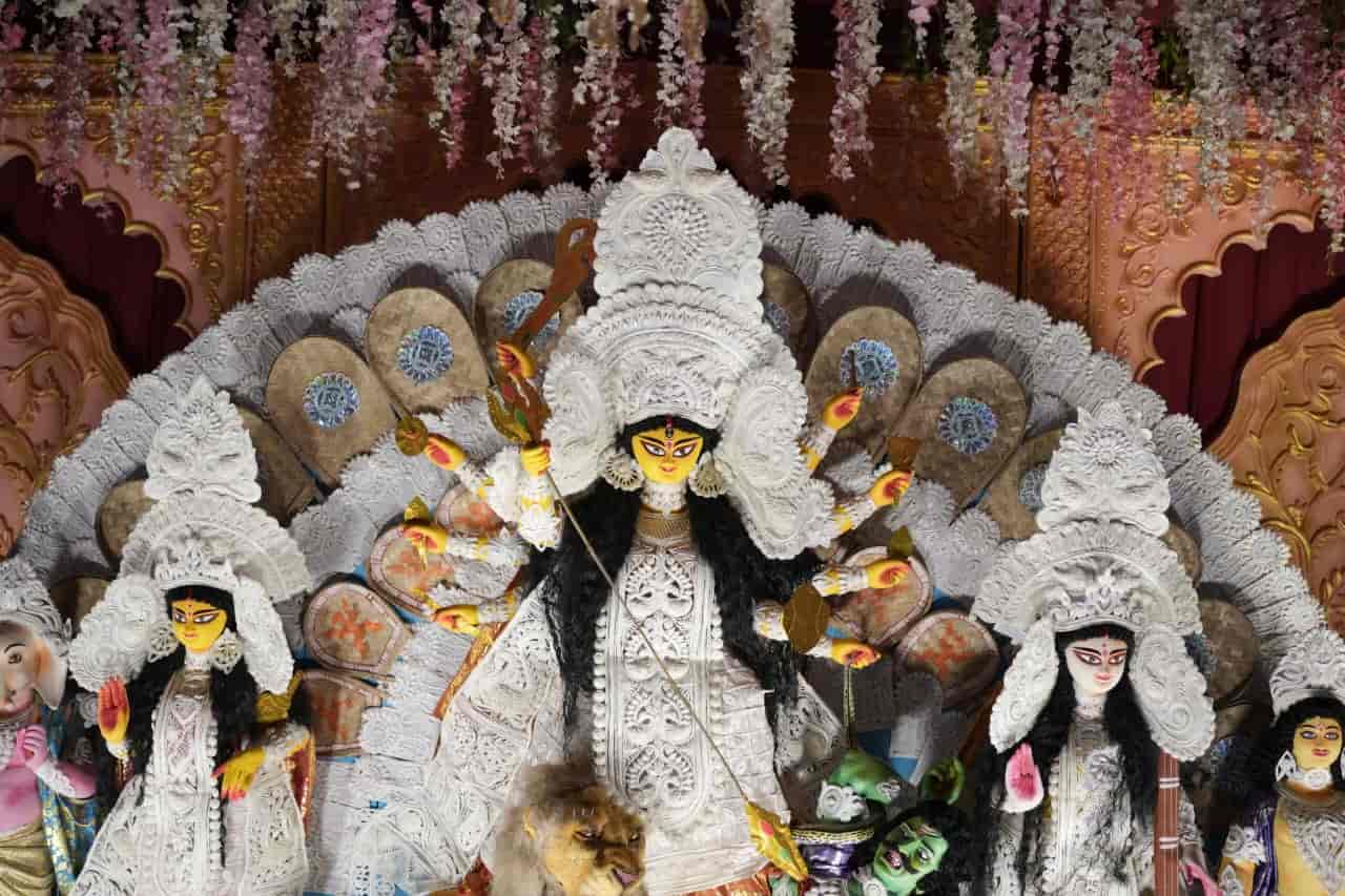 বাংলার মাটি পেরিয়ে এখানেও লেগেছে থিমের ছোঁয়া। তাঁদের এ বারের থিম শোভাবাজার রাজবাড়ি। 