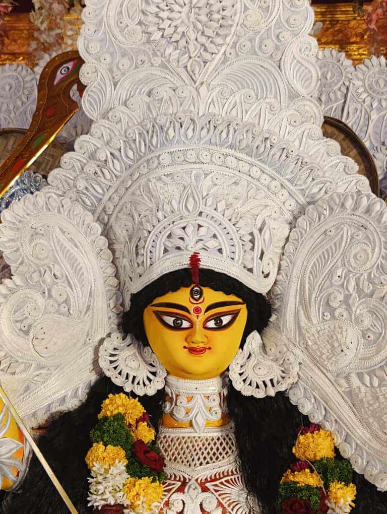 এখানে দেবী ডাকের সাজে সুসজ্জিতা। 