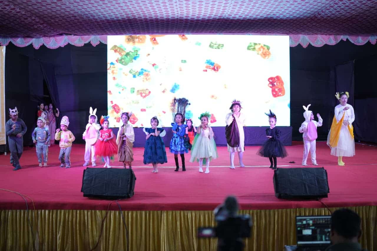 এই উদ্যোগের মাধ্যমে তাঁরা বাংলার বাইরে যে বাঙালি শিশুরা বড় হয়ে উঠছে তাদের বাংলা শেখানো হয়। নিজের শিকড়, সংস্কৃতির সঙ্গে পরিচয় ঘটানো হয়। ( ‘আনন্দ উৎসব ২০২৫’-এর সাফল্যের নেপথ্যে রয়েছেন একাধিক সহযোগী। প্রেজ়েন্টিং পার্টনার ‘মারুতি সুজ়ুকি অ্যারেনা’। অন্যান্য সহযোগীরা হলেন ওয়েডিং পার্টনার ‘এবিপি ওয়ানস্টপ ওয়েডিং’, ফ্যাশন পার্টনার ‘কসমো বাজ়ার’, নলেজ পার্টনার ‘টেকনো ইন্ডিয়া ইউনিভার্সিটি’, ব্যাঙ্কিং পার্টনার ‘ইউনিয়ন ব্যাঙ্ক অফ ইন্ডিয়া’, কমফোর্ট পার্টনার ‘কার্লন’)।  (এই প্রতিবেদনটি ‘আনন্দ উৎসব’ ফিচারের একটি অংশ)।