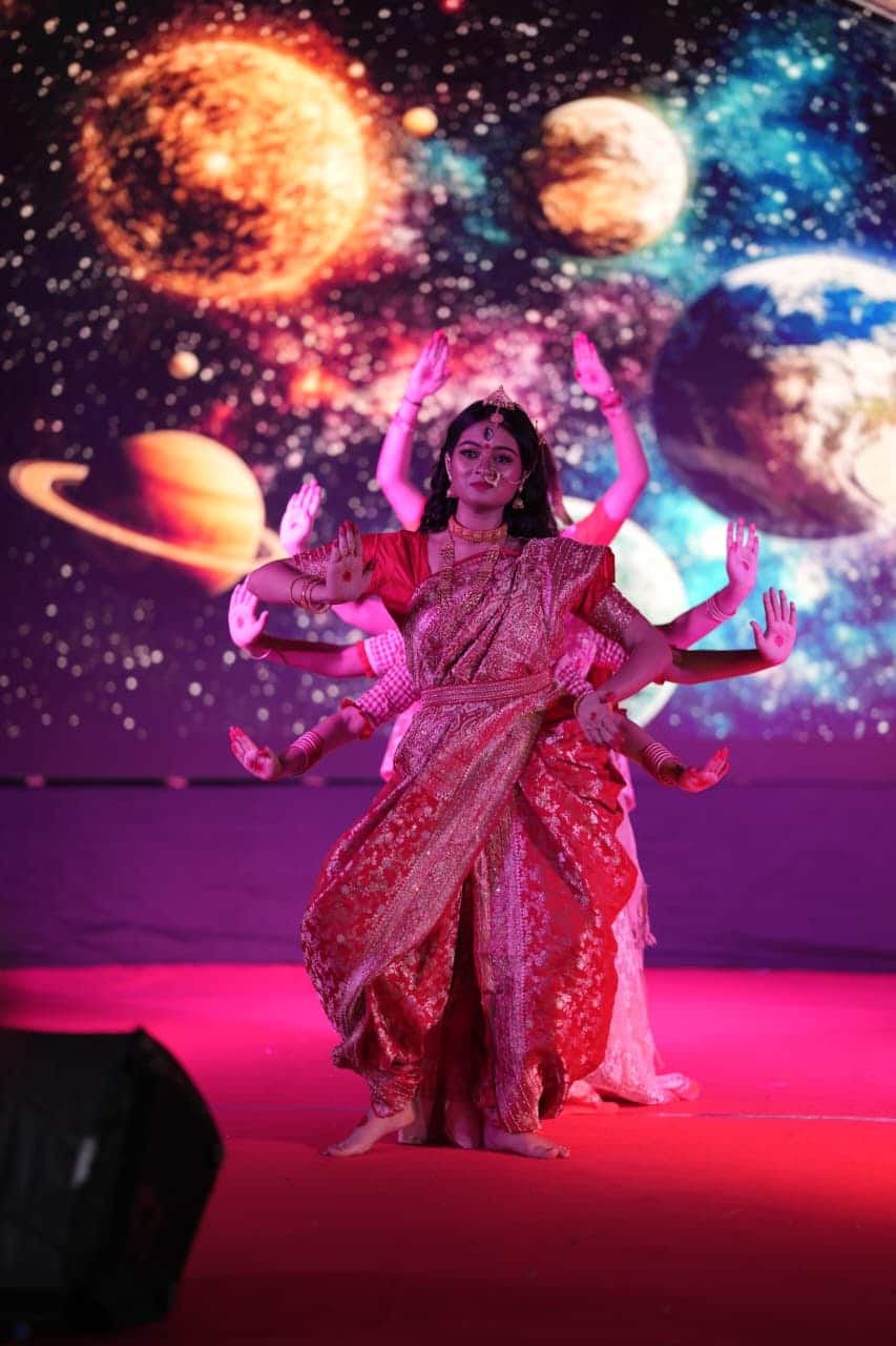 দেবায়ন চক্রবর্তীর তোলা ছবিতে ধরা পড়েছে দেবী দুর্গার আরাধনার পাশাপাশি পুনের এই পুজোতে বেশ জমজমাট করেই সাংস্কৃতিক অনুষ্ঠানের আয়োজন করা হয়। 