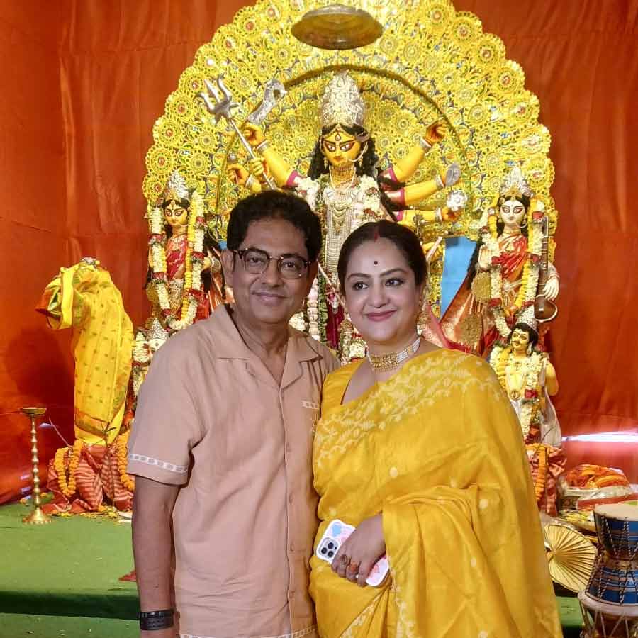 সুদীপা চট্টোপাধ্যায়ের বাড়ির পুজোয় শঙ্কর চক্রবর্তী।