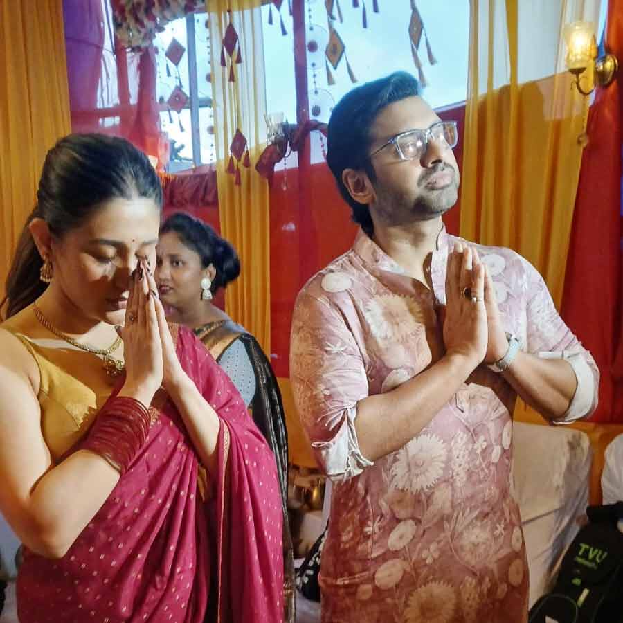 দেবী দুর্গার কাছে কী প্রার্থনা অঙ্কুশ-ঐন্দ্রিলার?