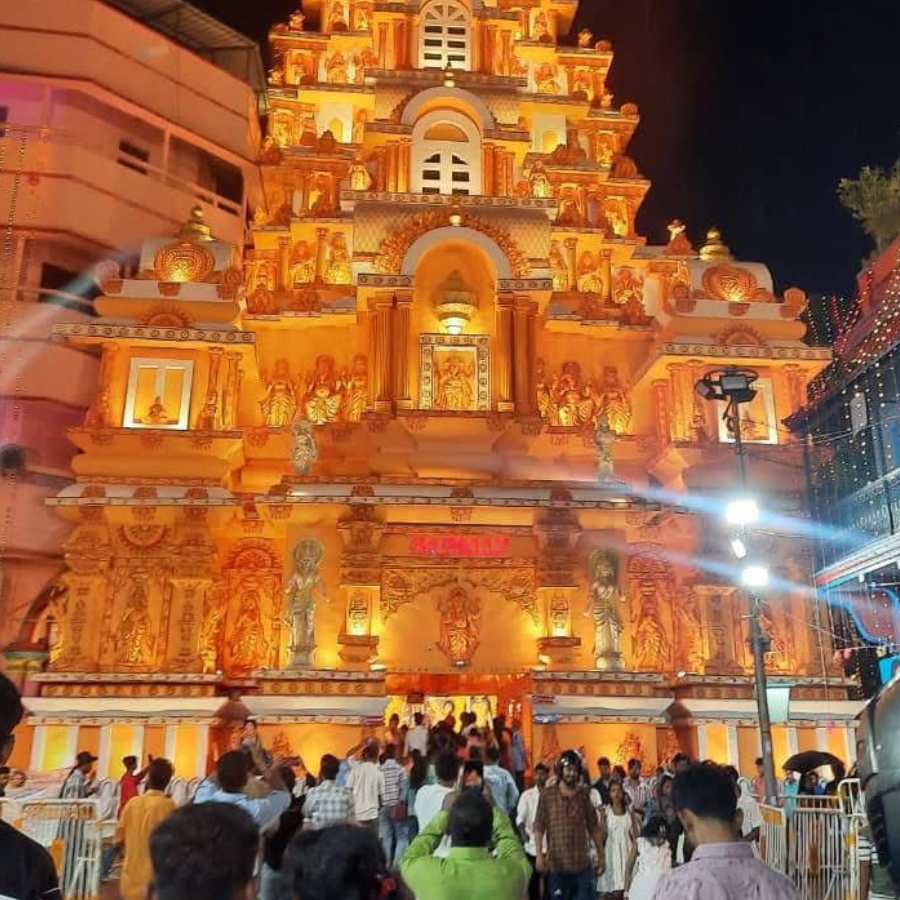 দক্ষিণ কলকাতার ৬৪ পল্লি পুজোমণ্ডপে দর্শনার্থীরা