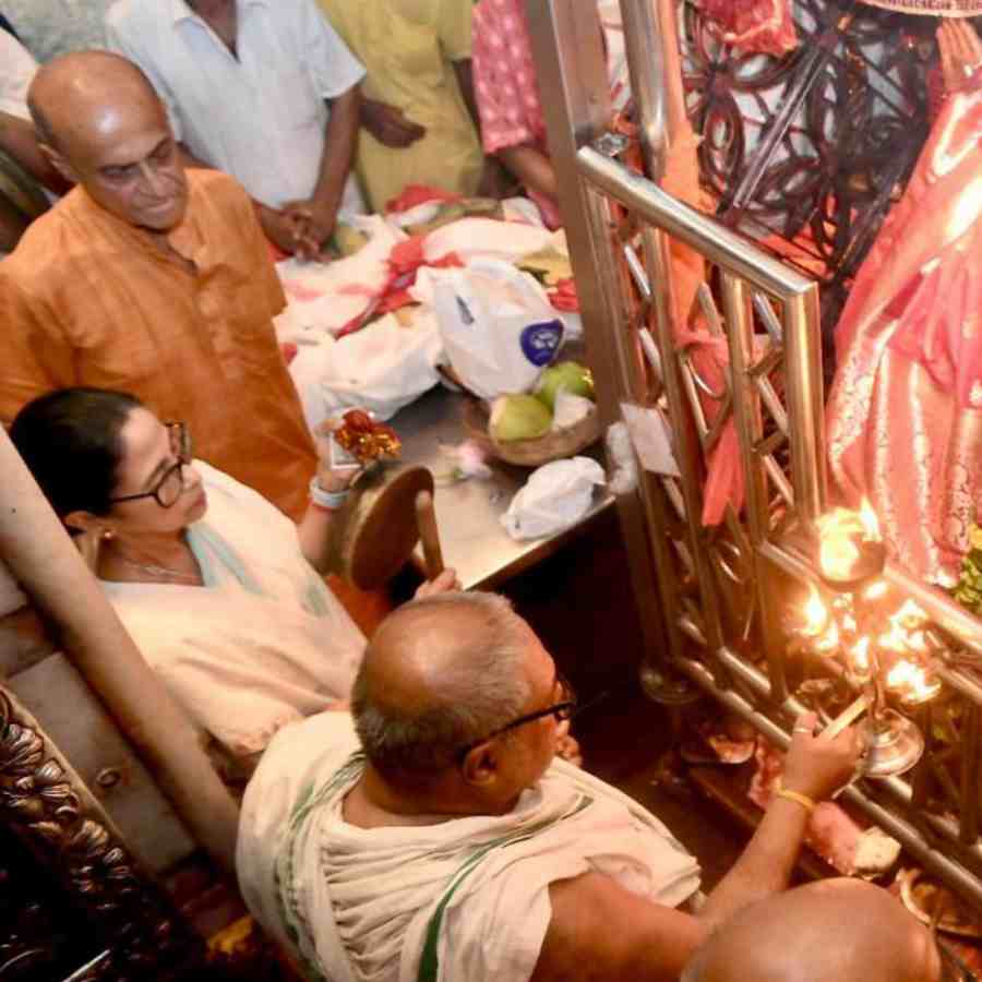 Chief Minister Mamata Banerjee take part aarti at Kalighat temple on Nabami
