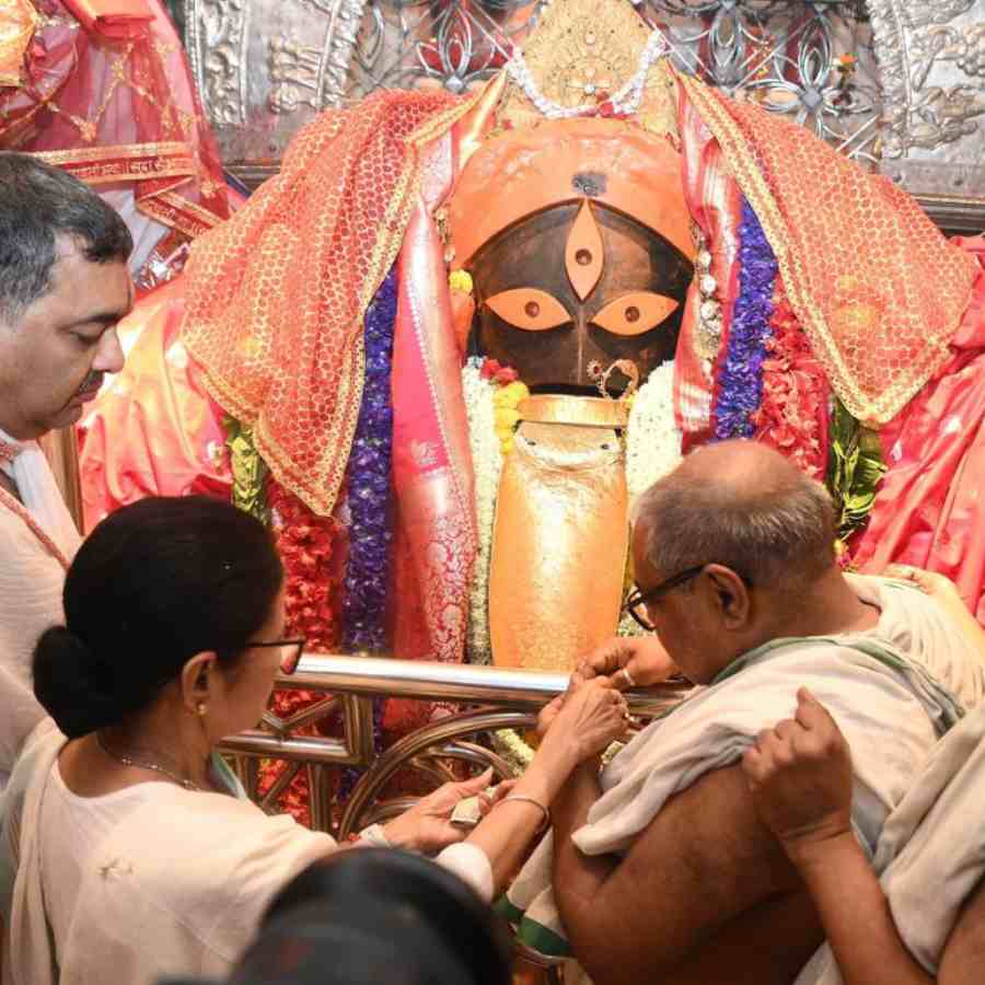 কালীঘাট মন্দিরে আরতির সময় মুখ্যমন্ত্রী।