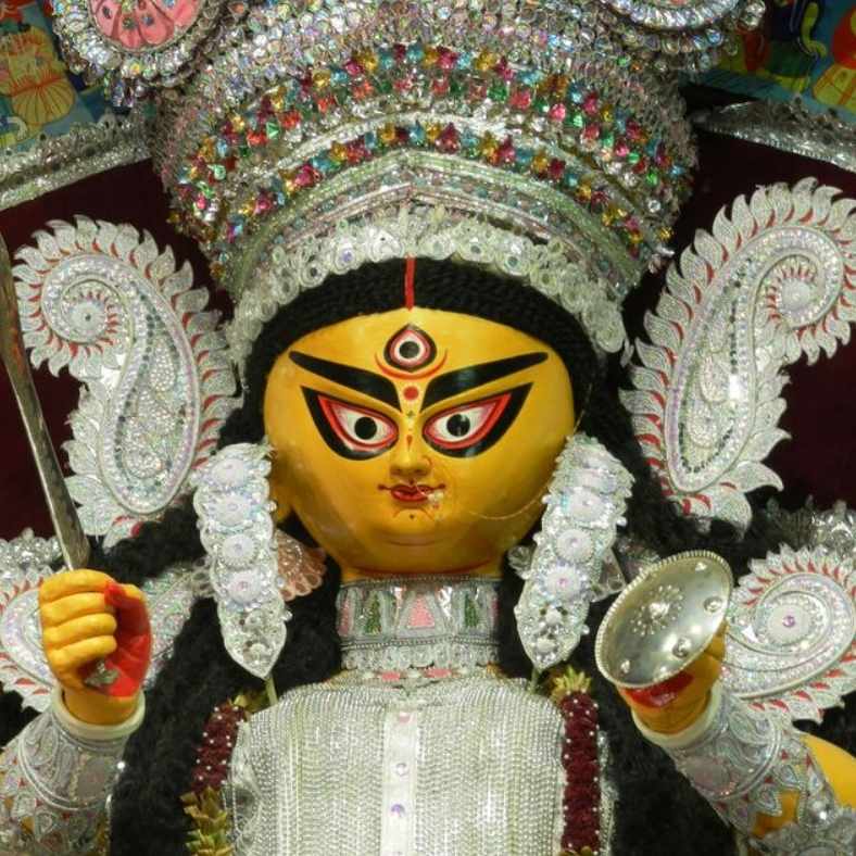 আকাশে-বাতাসে পুজোর গন্ধ, মণ্ডপে-মণ্ডপে ঢাকের আওয়াজ। শুধু কলকাতা নয়, মুম্বইয়ের মণ্ডপেও এখন উৎসবের মেজাজ। 