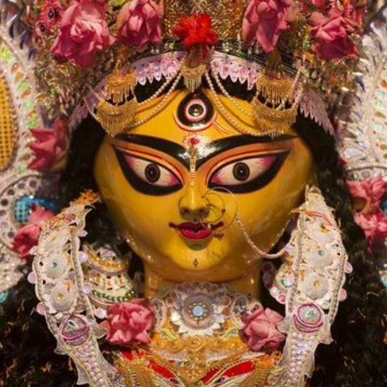 তারকাদের আনাগোনা, ঝলমলে সাজ আর আনন্দ, সব মিলিয়ে এক জমজমাট পরিবেশ। বলিপাড়ার সেলেবরাও সামিল হয়েছেন এই শারদ উৎসবে। বিশেষ করে অষ্টমী-নবমীর দিন তাঁদের সাজ-পোশাক দেখতে ভিড় জমিয়েছেন ছবিশিকারিরা। 