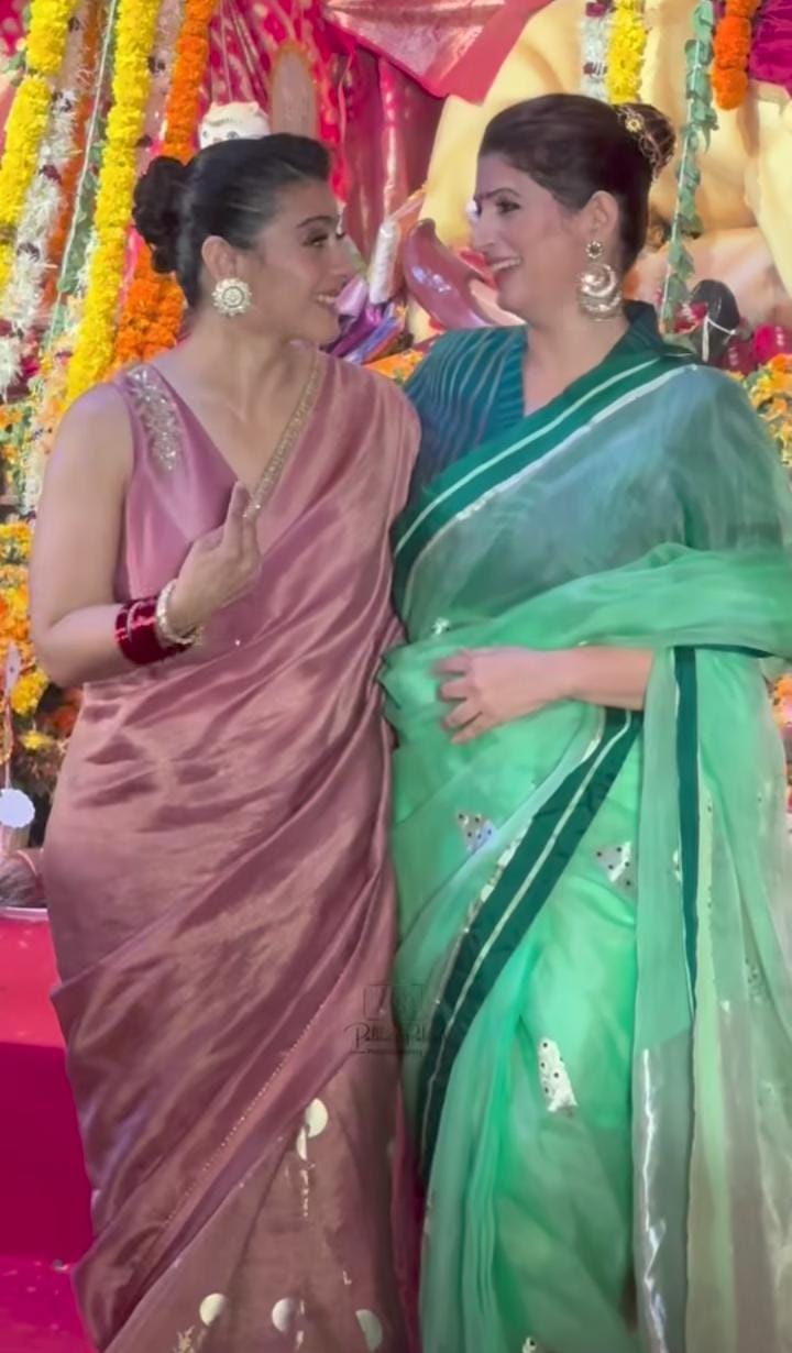 কাজলের লাল ব্লাউজ়ে ক্রিম টোন শাড়ি আর টুইঙ্কলের সবুজ শাড়ি দর্শকদের দৃষ্টি কাড়ল। এক ফাঁকে দেখা গেল কাজল টুইঙ্কলের টিপ্‌ ঠিক করে দিচ্ছেন— সেই ছোট্ট মুহূর্তেই ধরা পড়ল বন্ধুত্বের টান।