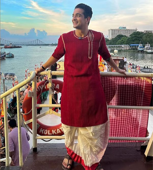 তবে মুম্বইয়ের বাইরেও পুজোর আনন্দ ছড়িয়ে পড়েছে। কলকাতার চেতলা দুর্গা পুজোয় স্ট্রিট ফুডের স্বাদ নিতে দেখা গেল রণবীর আলহাবাদিয়াকে। 