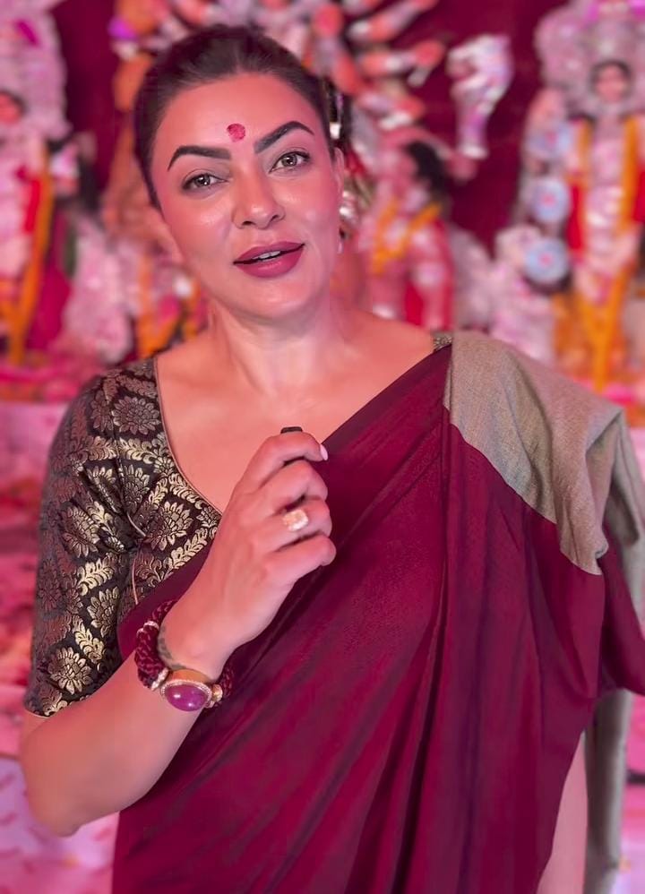 সব মিলিয়ে, তারকাদের উজ্জ্বল উপস্থিতি, চিরায়ত সাজ আর রসবোধের মিশেলে এ বারের দুর্গাপুজোর উৎসব যেন আরও রঙিন। ( ‘আনন্দ উৎসব ২০২৫’-এর সাফল্যের নেপথ্যে রয়েছেন একাধিক সহযোগী। প্রেজ়েন্টিং পার্টনার ‘মারুতি সুজ়ুকি অ্যারেনা’। অন্যান্য সহযোগীরা হলেন ওয়েডিং পার্টনার ‘এবিপি ওয়ানস্টপ ওয়েডিং’, ফ্যাশন পার্টনার ‘কসমো বাজ়ার’, নলেজ পার্টনার ‘টেকনো ইন্ডিয়া ইউনিভার্সিটি’, ব্যাঙ্কিং পার্টনার ‘ইউনিয়ন ব্যাঙ্ক অফ ইন্ডিয়া’, কমফোর্ট পার্টনার ‘কার্লন’)।  (এই প্রতিবেদনটি ‘আনন্দ উৎসব’ ফিচারের একটি অংশ)।