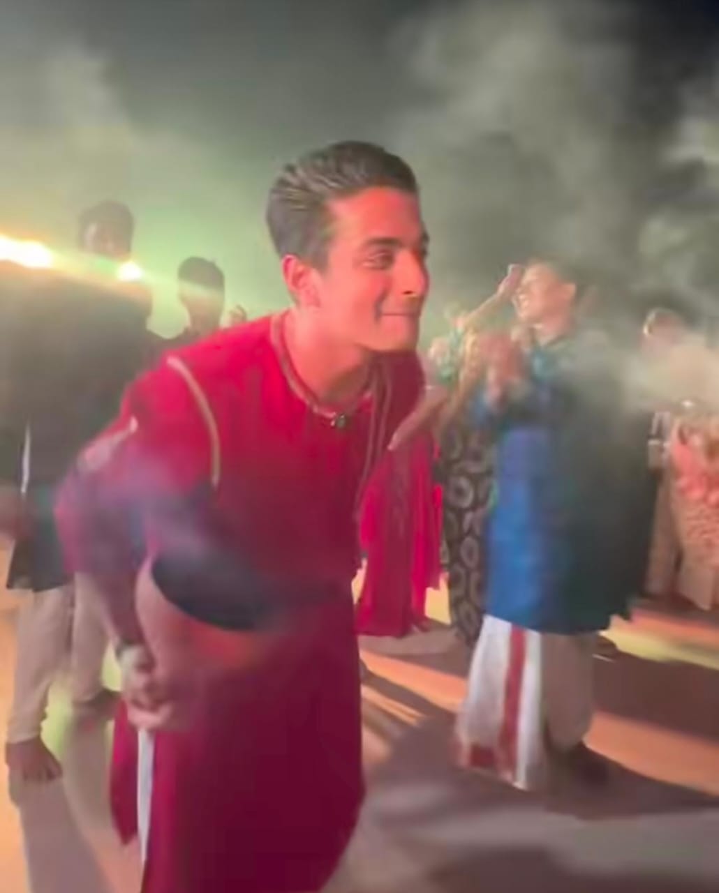 ফুচকা স্টলে তাঁকে দেখে বোঝা গেল, উৎসবের দিনে স্থানীয় সংস্কৃতির সঙ্গে মিশে যাওয়ার আনন্দই আলাদা।