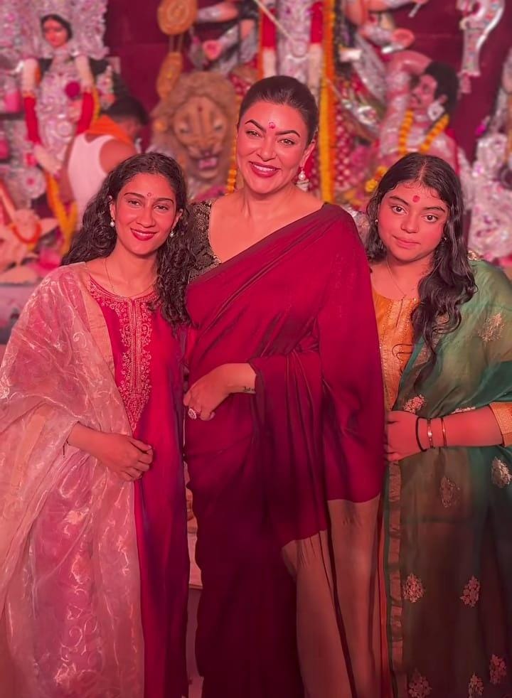 পিছিয়ে থাকেননি সুস্মিতা সেনও। প্রতি বছরের মতোই এ বছরও মুম্বইয়ের বান্দ্রার নতুন পল্লী দুর্গা ক্লাবে দুই কন্যা রেনে ও আলিশাকে সঙ্গে নিয়ে পুজো কাটালেন তিনি।