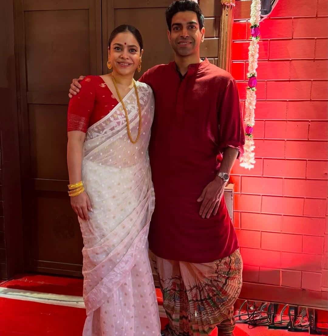 শুধু উপস্থিতি নয়, রীতির আনন্দেও ভরপুর ছিল উৎসব। অভিনেত্রী সুমনা চক্রবর্তী ঐতিহ্যবাহী ঢাকের তালে ধুনুচি নাচে মাতিয়ে তুললেন প্যান্ডেল। হাসি, করতালি আর মোবাইল ক্যামেরার ঝলকানিতে ভরে উঠল চার দিক।