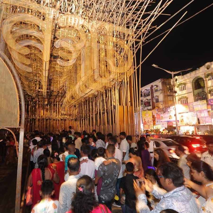 নবমীর রাতে কেন্দুয়া শান্তি সংঘের পুজোর ঠাকুর দেখার লাইন।