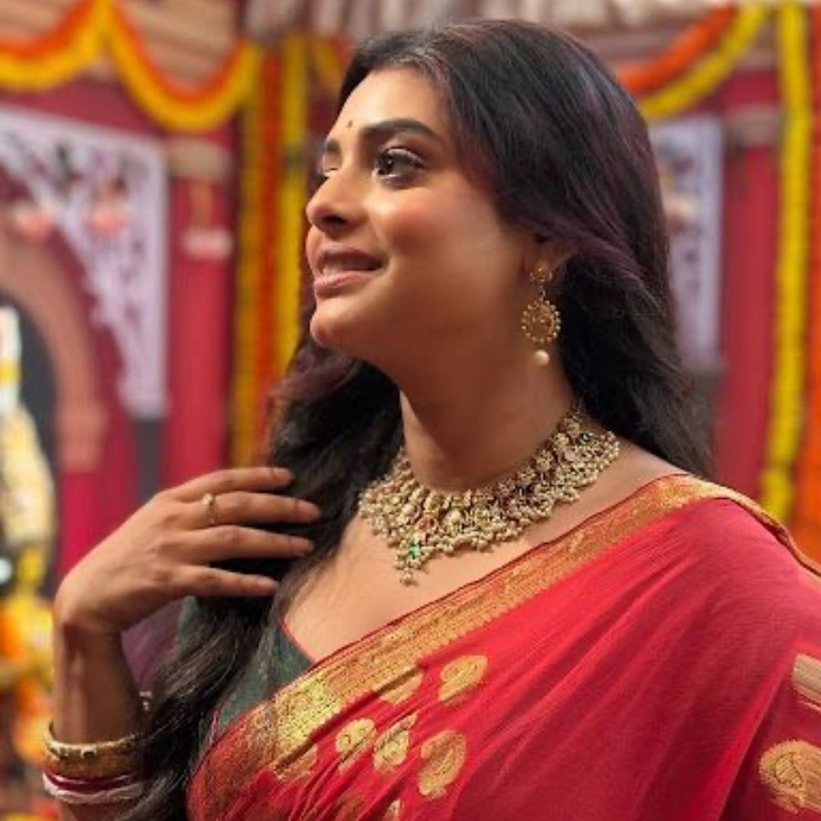 গাঢ় লাল শাড়িতে গীতশ্রী নজর কাড়লেন। 