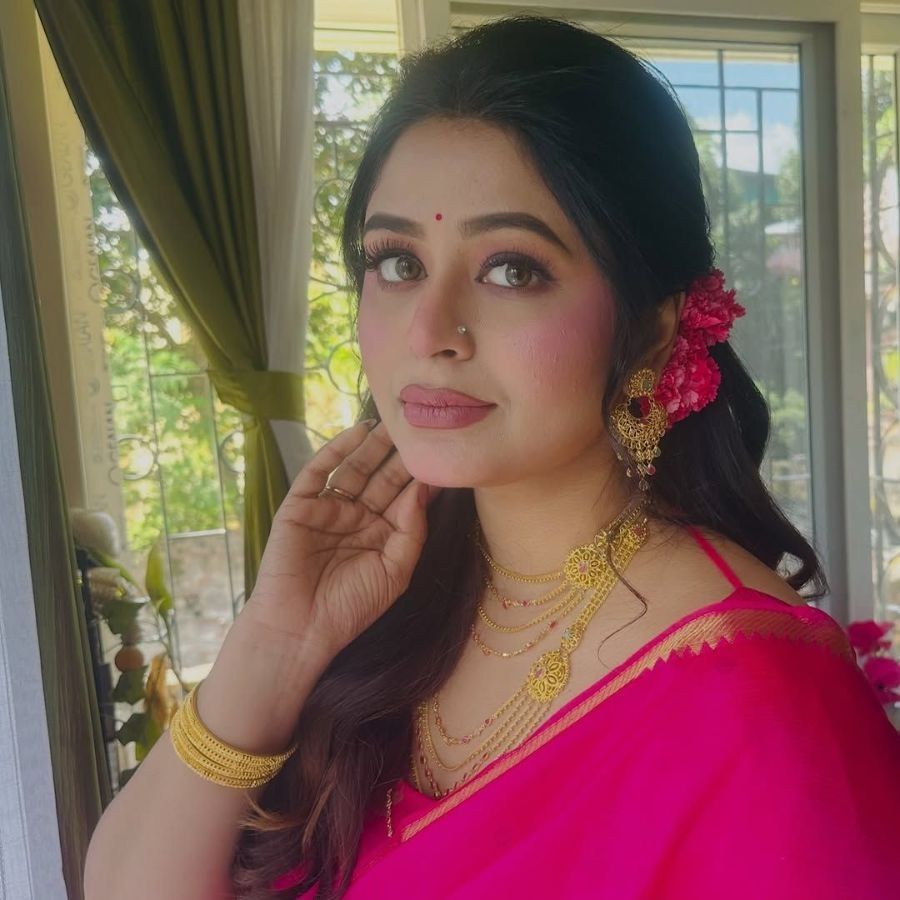 অন্য দিকে, ঋতাভরীর হট পিঙ্ক বেনারসী শাড়ি ও সোনার গয়নায় ভরপুর উৎসবের আমেজে ধরা দিলেন।