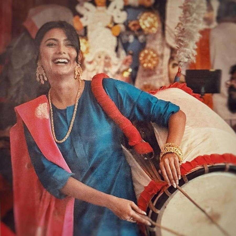  ইধিকা নীল কুর্তি আর গোলাপি ওড়নায় সেজে উঠলেন নবমীর দিন। 