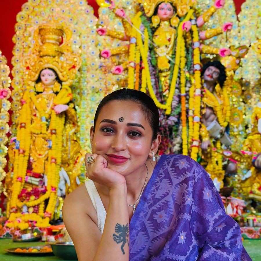 অন্য রকম সাজে এ দিন ধরা দেন মিমি। বেগুনি জামদানি, অফ-হোয়াইট ব্লাউজ, ট্যাটু আর টিপ—সব মিলিয়ে যেন এক রুচিশীল বাঙালি লুক।