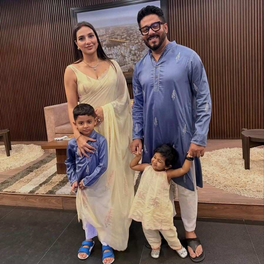 শুভশ্রীও থেমে থাকেননি। ক্রিম শাড়ি আর লাল-সোনালি জমকালো ব্লাউজ়ের যুগলবন্দি একে বারে ক্লাসিক সংমিশ্রণ।