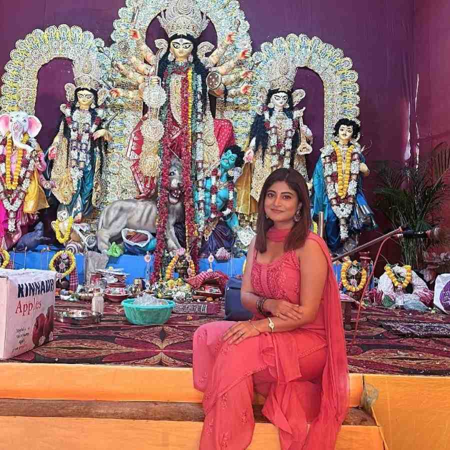 সন্দীপ্তা হালকা গোলাপি সালোয়ার পরে মণ্ডপে যান এ দিন। 