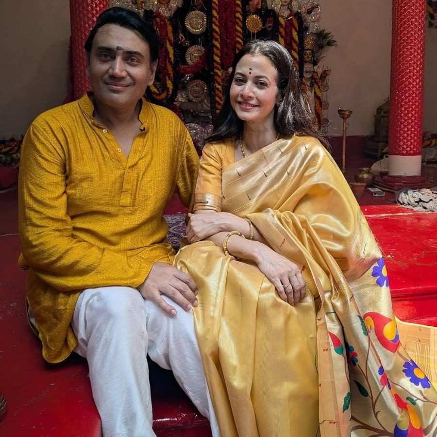 নবমীর দিন কোয়েল মল্লিক সোনালি রেশমের শাড়িতে ধরা দেন। 