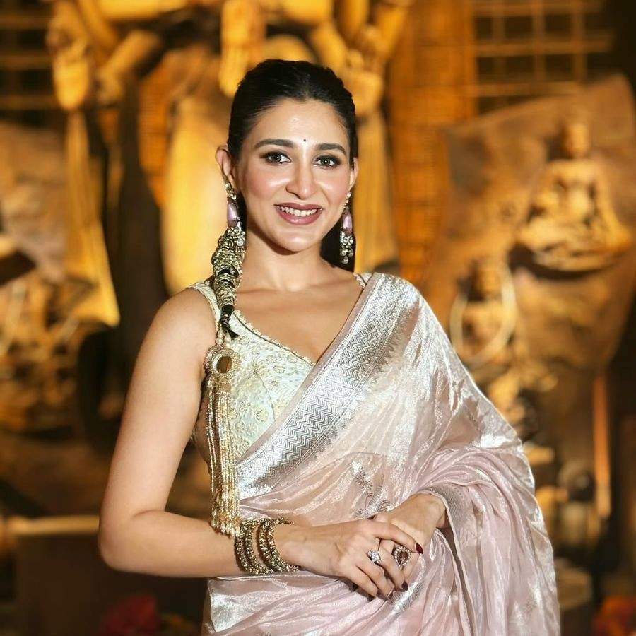 ঐন্দ্রিলাও কম যান না। পিচ রঙের অর্গাঞ্জা শাড়ির সাথে লম্বা বেণি আর তাতে সোনালী অলঙ্কার – যেন একে বারে রাজকীয় গ্ল্যামারাস লুক। 