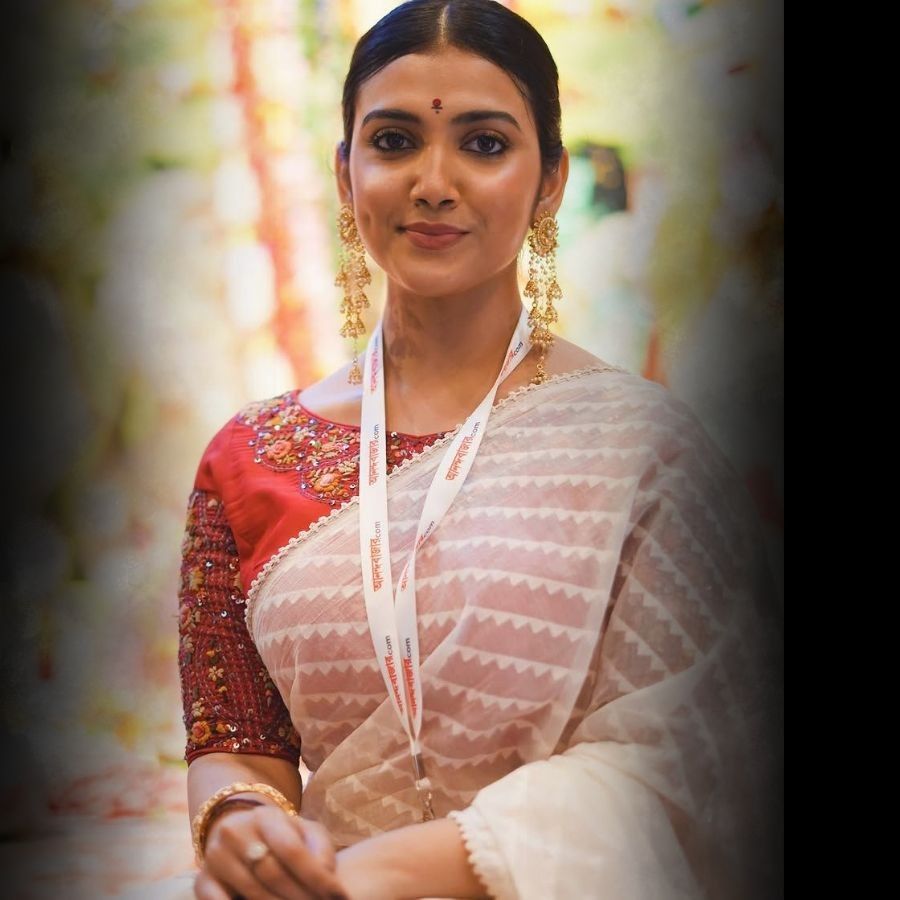 সবশেষে, রাজনন্দিনী পরিবারের সাথে সাদা মসলিন শাড়িতে স্নিগ্ধতা ফুটিয়ে তুলে যেন উৎসবের আন্তরিক দিকটিই তুলে ধরলেন।