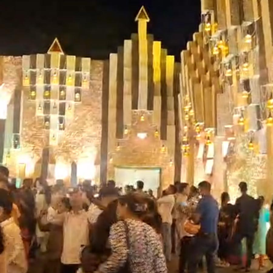 কালীঘাটের মিলন সংঘে দর্শনার্থীদের ঢল।