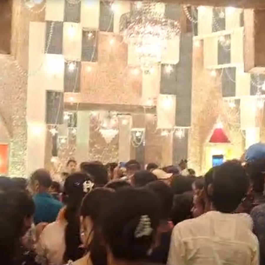 দর্শনার্থীদের ভিড়।