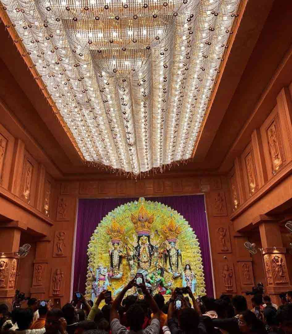 ম‍্যাডক্স স্কোয়ারে ভিড়।