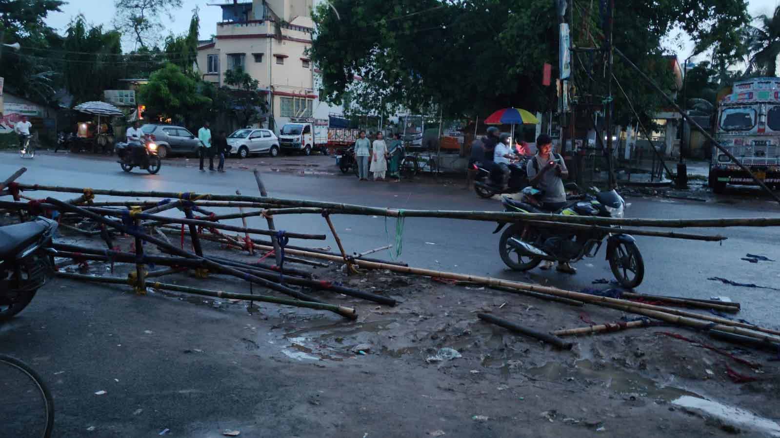 ঝড় বৃষ্টিতে ভেঙে পড়ে বাঁশের তোরণ। বুধবার বিকালে মেদিনীপুরের বেলদাতে।