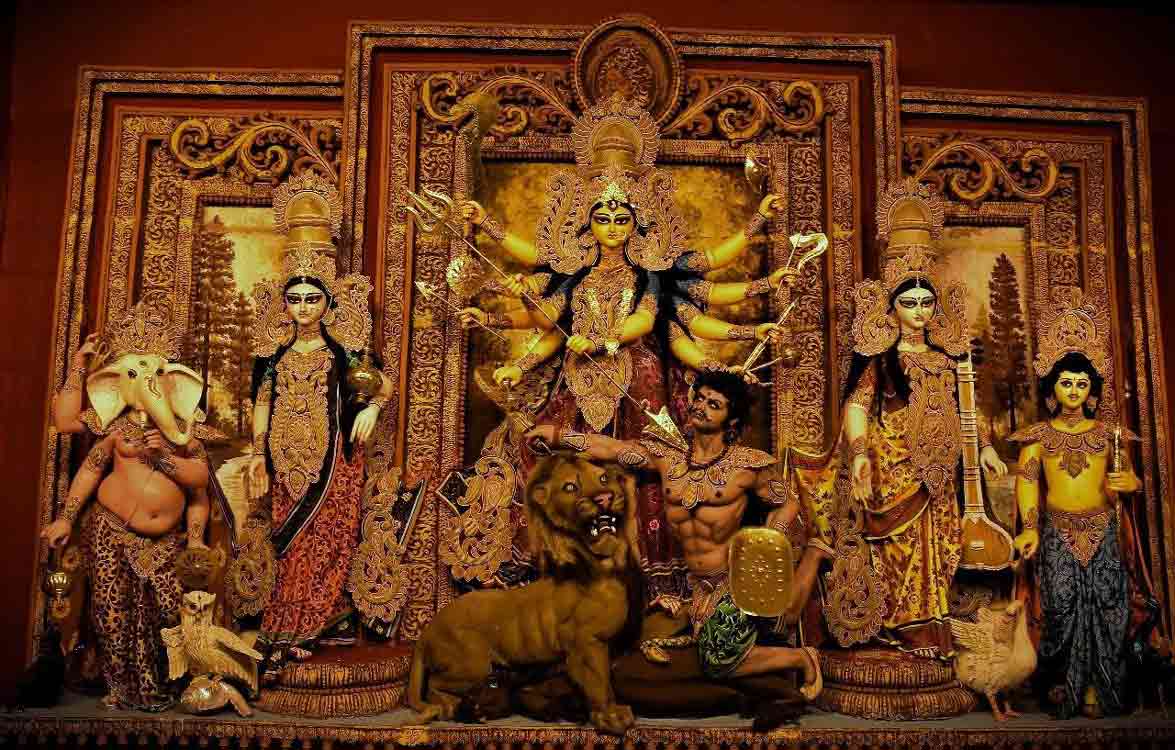 লেকটাউন বি ব্লক পার্ক সর্বজনীনের প্রতিমা।