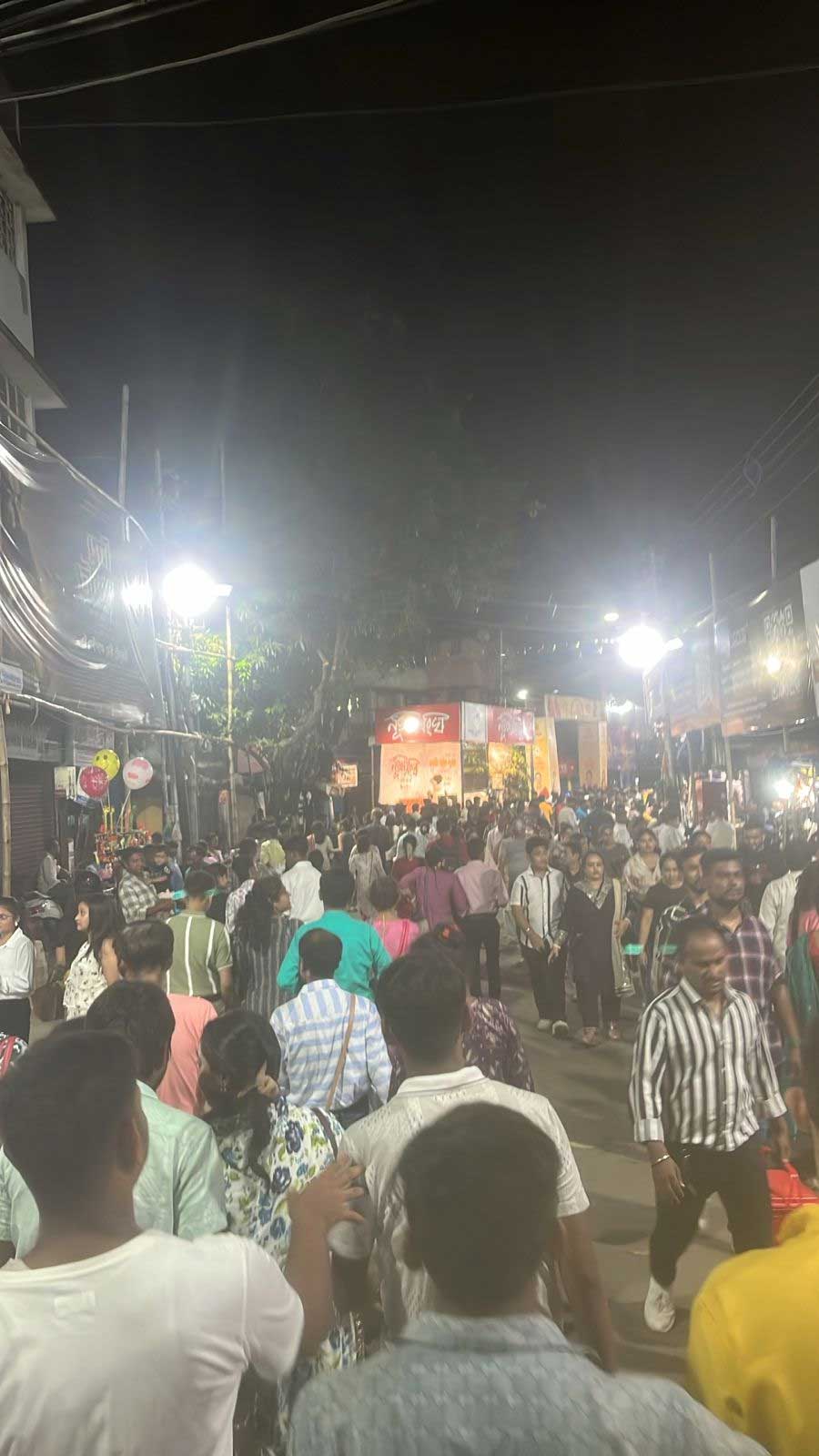 বেহালা ১৪ নম্বর বাস স্ট্যান্ড এলাকায় জনস্রোত।