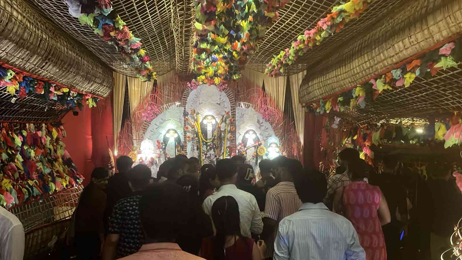 রাত বাড়লেও বেহালায় মণ্ডপে উপচে পড়েছে ভিড়।