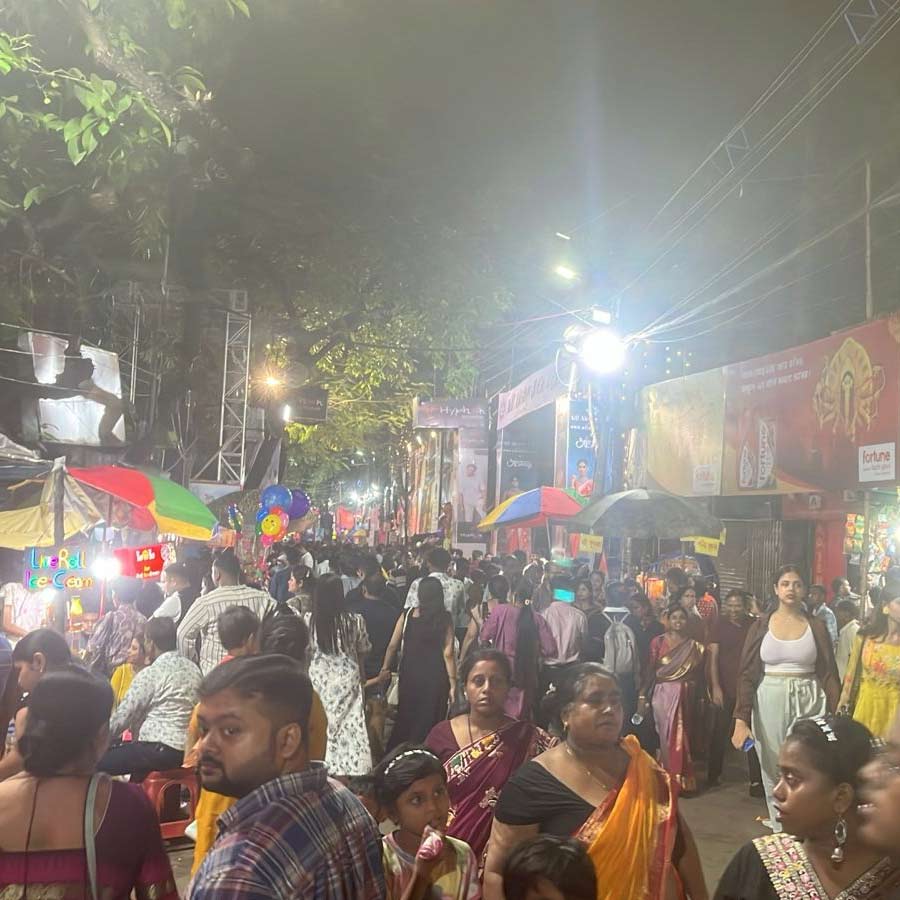 নবমীর রাতে বেহালায় ঠাকুর দেখার ভিড়।