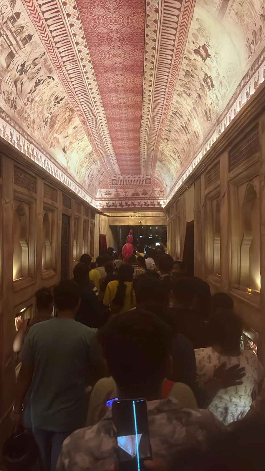 নবমীর রাতে বেহালা নূতন দলে দর্শনার্থীদের ঢল। 