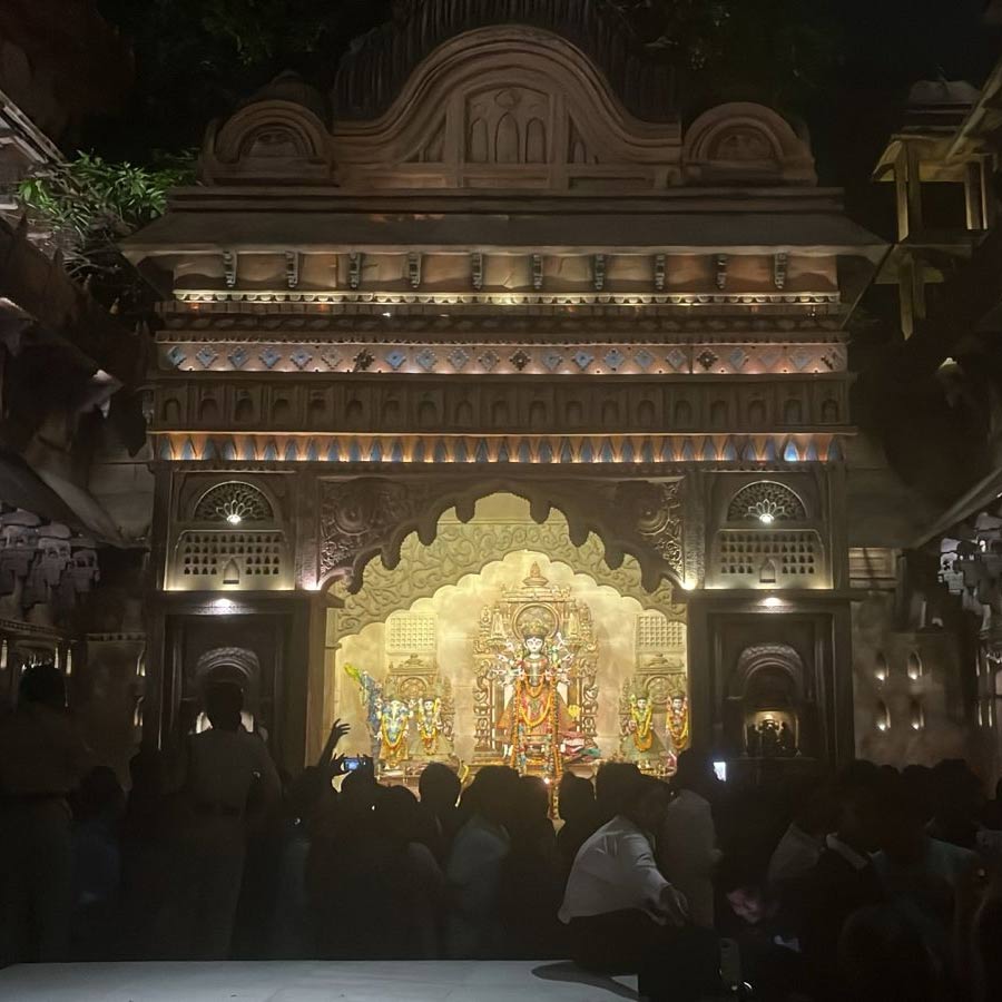 বেহালা নূতন দলে দর্শনার্থীদের ভিড়।