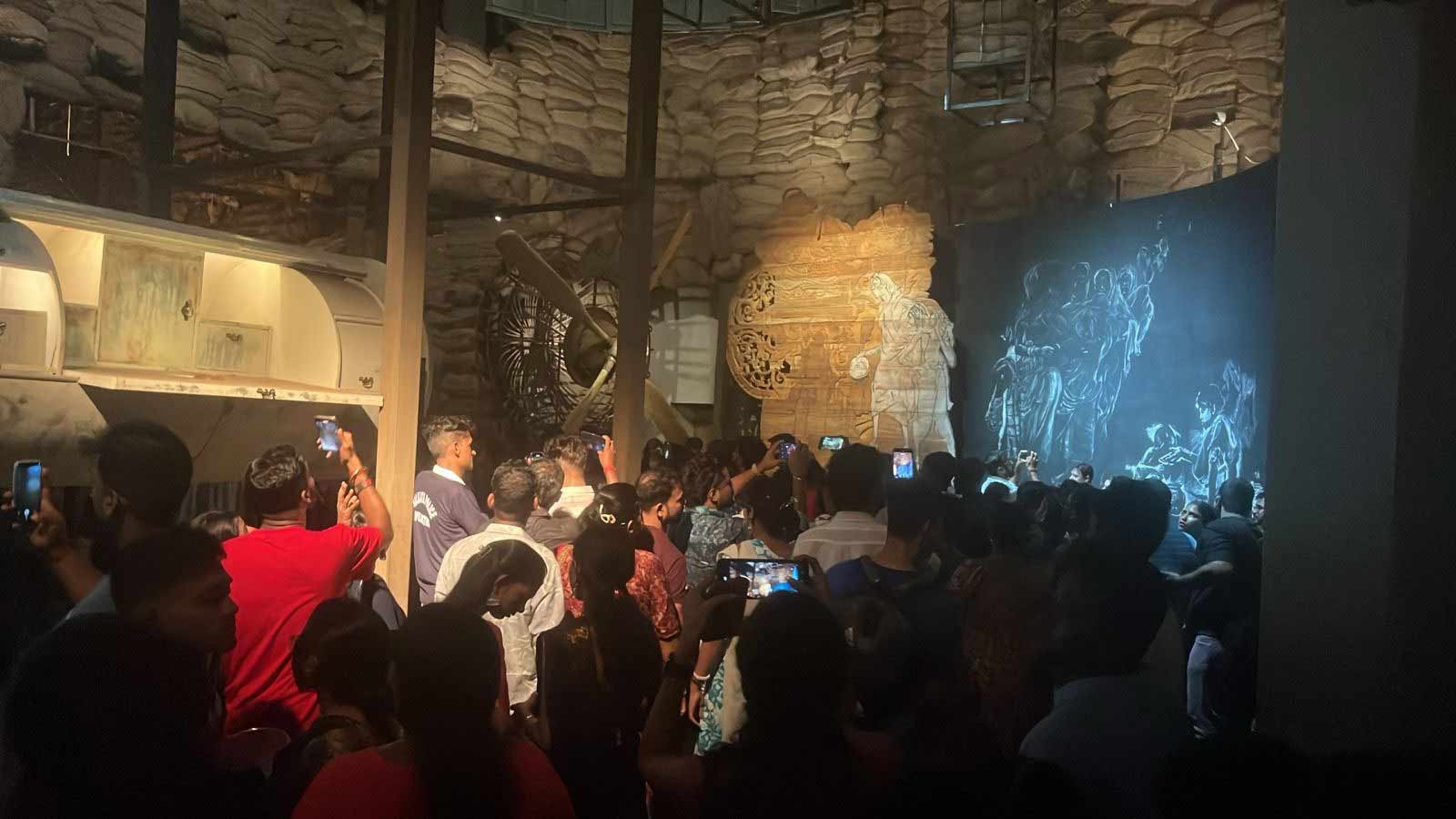 রাত ২টো। বেহালা ফ্রেন্ডসে দর্শনার্থীদের ভিড় চোখে পড়ার মতো।