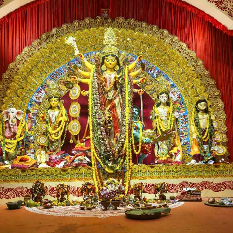 বেহালা যদু ও মিত্র কলোনীর প্রতিমা।