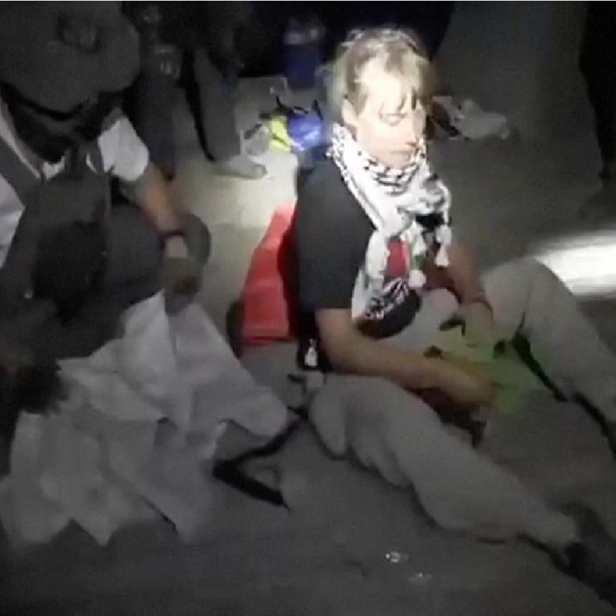 ত্রাণবাহী জাহাজ আটকে দেওয়ার পর সুইডিশ জলবায়ুকর্মী গ্রেটা থুনবার্গ।