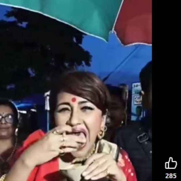 বহুবছর পরে ফুচকা খেলেন রচনা বন্দ্যোপাধ্যায়।