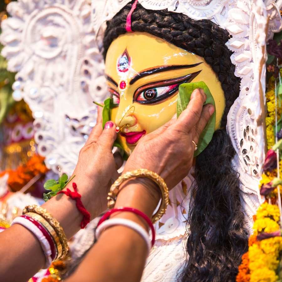 অভিনবত্ব এবং আভিজাত্যের দিক থেকে বনেদি বাড়ির জুড়ি মেলা ভার। বিশেষ করে দুর্গাপুজোর এই ক’টা দিন যেন অন্য আমেজ যোগ করে এই বাড়িগুলিতে। তবে দশমীতে বিষাদের সুর। চোখে জল নিয়ে সমস্ত নিয়ম-নীতি মেনেই দেবীকে বিদায় জানানোর পালা। আর এখানেই অভিনবত্ব। সব বনেদি বাড়িতে বিসর্জনের রেওয়াজ কিন্তু এক নয়। দেখে নেওয়া যাক কলকাতায় ছড়িয়ে ছিটিয়ে থাকা তেমনই ১০টি বনেদি বাড়ির বিসর্জন-পর্ব। 