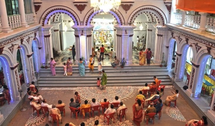   ১। লাহা বাড়ি: কেবল অষ্টমী নয়, দশমীর দিনেও অঞ্জলির আয়োজন করা হয় এই বাড়িতে। এখানকার পুরুষেরা বেলপাতায় লেখেন দুর্গানাম। এর পর প্রতিমাকে কাঁধে ঝুলিয়ে নিয়ে যাওয়া হয় বিসর্জনের জন্য। ঘরের মেয়ে ঘরের চৌহদ্দি পেরোতেই বন্ধ হয়ে যায় দরজা। এর পর ভাসান শেষে ফিরে এসে বাড়ির পুরুষেরা বাইরে থেকে ডাক দেন, “মা ভেতরে আছেন?” ভেতর থেকে ইতিবাচক উত্তর আসে মহিলাদের। তিন বার চলে এই প্রশ্ন উত্তরের পালা। তার পর খুলে দেওয়া হয় মূল ফটক। 