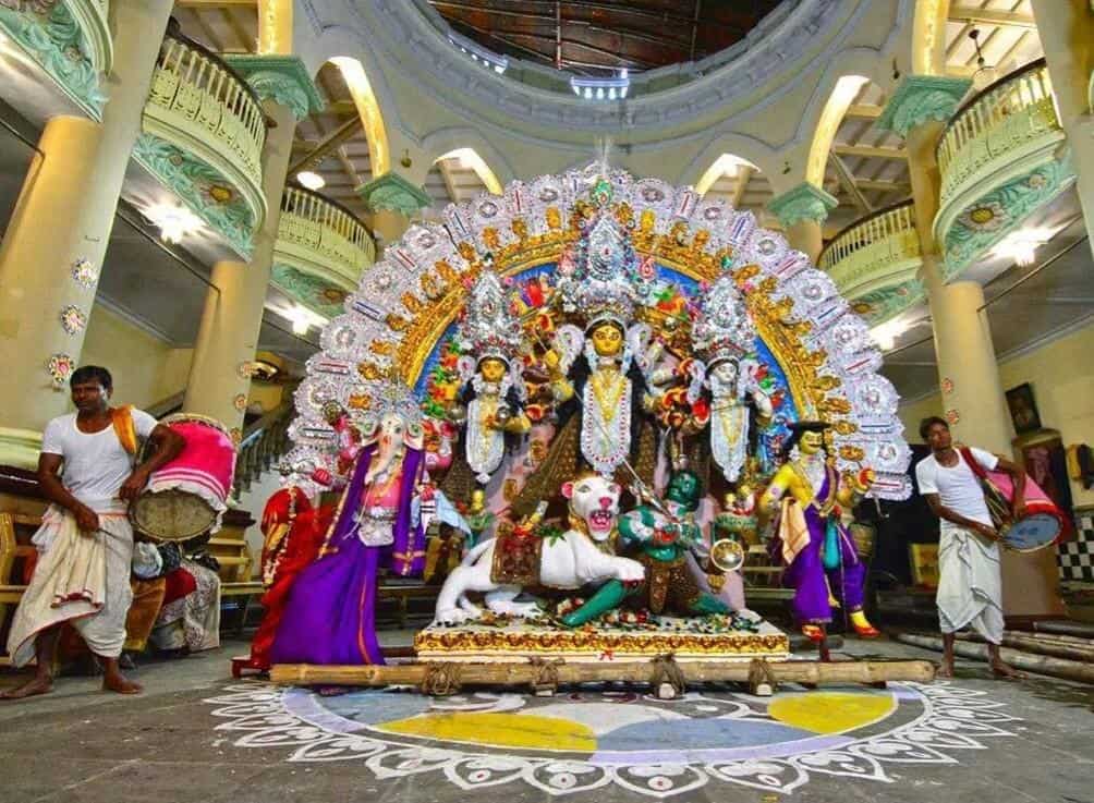 ৭। শিবকৃষ্ণ দাঁ বাড়ির পুজো: জোড়াসাঁকো ঠাকুর বাড়ির সঙ্গে প্রতিদ্বন্দ্বিতার জেরে উদ্ভব হয়েছিল এক মজার নিয়ম। বিসর্জনের সময়ে ঠাকুরবাড়ির সদস্যদের ঈর্ষা জাগাতে ওই বাড়ির সামনেই সাত বার ঘোরানো হত প্রতিমাকে। সঙ্গে চলত নাচ, গান ও বাজনা-বাদ্যি।