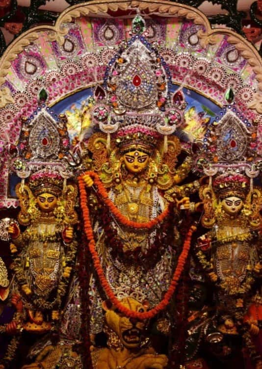   ৪। নরসিংহ চন্দ্র দাঁ বাড়ির পুজো: প্রথম থেকেই চল রয়েছে দেবীর বিদায় বেলায় গান স্যালুট দেওয়ার। পরে যোগ হয় কামান দাগার রীতি। কাঁধে করে প্রতিমাকে নিয়ে যাওয়া হত নিরঞ্জনের জন্য। সেই সময় হত শোভাযাত্রাও। বাড়ির সামনে সাত বার ঘোরানো পর শুরু যাত্রা। সামনে বিশাল মশাল হাতে পথ দেখাতেন লাঠিয়ালরা। আর পিছনে বন্দুক ও তরবারি হাতে প্রহরীরা। এর পর গঙ্গার ঘাটে নিয়ে গিয়ে বিশমণি নৌকো করে মাঝগঙ্গায় নিয়ে যাওয়া হত প্রতিমা। সেই সময়ও ছিল নীলকণ্ঠ পাখি ওড়ানোর নীতি। বাড়ি থেকে বেরোনোর সময়ে ও ভাসানের ঠিক পরেই ওড়ানো হত দুটি নীলকণ্ঠ পাখি। 