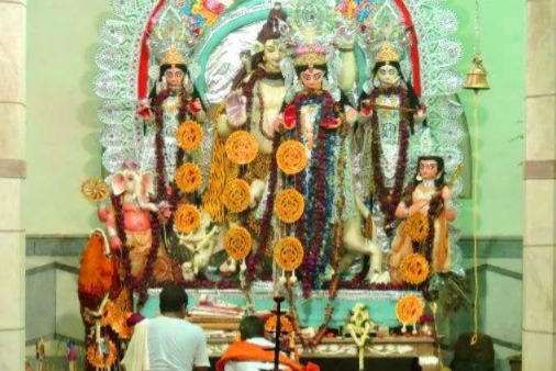  ৬। ধাম দত্ত বাড়ির পুজো: দেবী দুর্গা হল বাড়ির মেয়ে। তাঁকে বিদায় জানাতে গেলে মন খারাপ তো হবেই। ধাম দত্ত বাড়িতে তাই বিসর্জনের সব আয়োজনই শুরু হয় সূর্যাস্তের পর। এক সময়ে নীলকণ্ঠ পাখি ওড়ানোর রেওয়াজ ছিল এই পরিবারে। যদিও এখন তা বন্ধ হওয়ার সঙ্গে সঙ্গে কমেছে উদ্‌যাপনের জৌলুসও। 