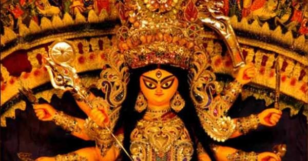  ১০। হালদার বাড়ির পুজো: এই বাড়িতে দশমীর দিন সিঁদুরখেলার পর রয়েছে কনকাঞ্জলির চল। আতপ চাপ ও কড়ি দিয়ে কনকাঞ্জলি দেওয়া হয় মহিলাদের। এখানে দেবী দুর্গাকে মানা হয় বাড়ির মেয়ে হিসেবে। সে এ বার শ্বশুরবাড়ি চলে যাচ্ছে, সেই দুঃখে হাঁড়ি চাপে না উনুনে। রান্না হয় না। দশমীর দিন কেবলই বিষাদের সুর এই বাড়ি জুড়ে। (‘আনন্দ উৎসব ২০২৫’-এর সাফল্যের নেপথ্যে রয়েছেন একাধিক সহযোগী। প্রেজ়েন্টিং পার্টনার ‘মারুতি সুজ়ুকি অ্যারেনা’। অন্যান্য সহযোগীরা হলেন ওয়েডিং পার্টনার ‘এবিপি ওয়ানস্টপ ওয়েডিং’, ফ্যাশন পার্টনার ‘কসমো বাজ়ার’, নলেজ পার্টনার ‘টেকনো ইন্ডিয়া ইউনিভার্সিটি’, ব্যাঙ্কিং পার্টনার ‘ইউনিয়ন ব্যাঙ্ক অফ ইন্ডিয়া’, কমফোর্ট পার্টনার ‘কার্লন’।)  (এই প্রতিবেদনটি ‘আনন্দ উৎসব’ ফিচারের একটি অংশ।)