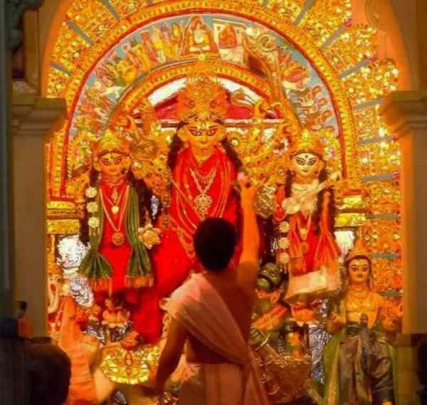  ৯। মুখোপাধ্যায় বাড়ির পুজো: দশমীর সকাল থেকেই শুরু বিসর্জনের প্রস্তুতি। দর্পণে দেবীর প্রতিচ্ছবি দেখে প্রণাম করে শুরু হয় মন্ত্রোচ্চারণ। সন্ধেবেলা বাড়ির মহিলারা সুসজ্জিত হয়ে বরণ করেন প্রতিমাকে। তার পর কাঁধে করে নিয়ে গিয়ে ভাসান দেওয়া হয় আদি গঙ্গায়। তবে বিসর্জনের পর কাঠামো থেকে প্রতিমা আলাদা হয়ে গেলে কাঠামোটি ফিরিয়ে নিয়ে আসা হয় বাড়িতে। পরের বছর সেটি দিয়েই পুনরায় গড়ে ওঠে দেবীর মূর্তি। 